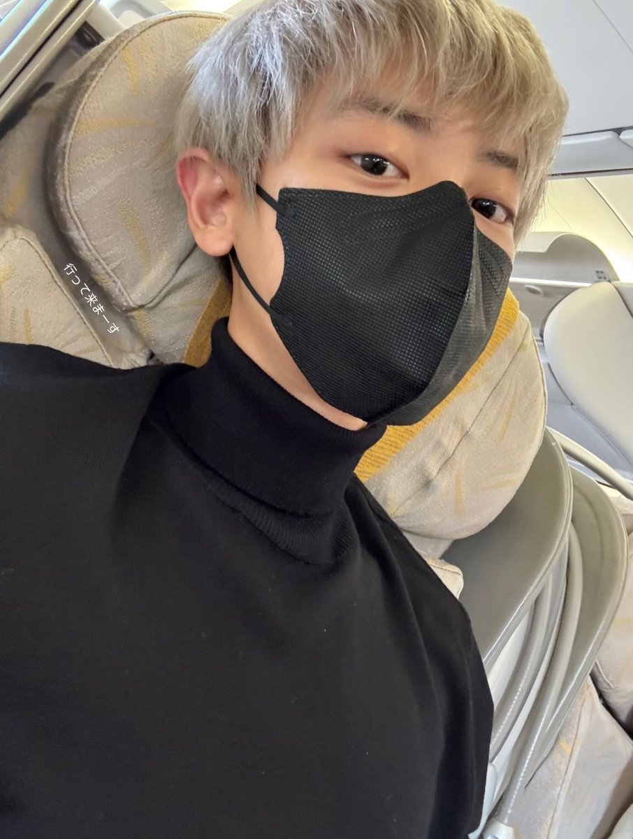 cyhourly's tweet photo. he's so fine 🫶 #CHANYEOL #찬열 https://t.co/bu4HlGD5Tv