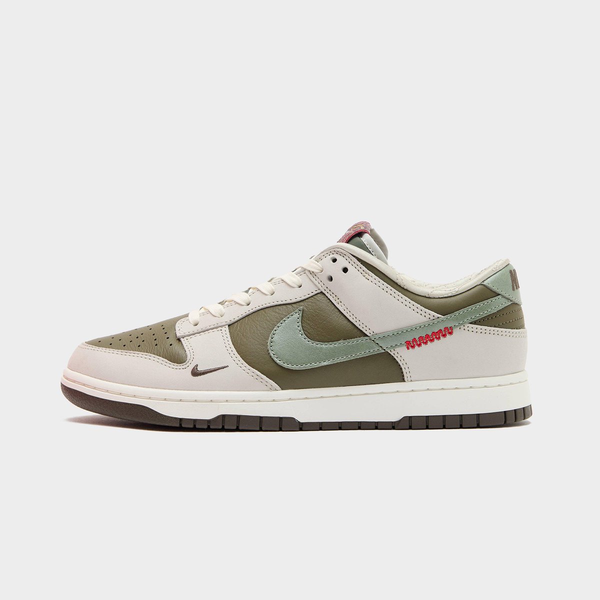 JustFreshKicks's tweet photo. Official photos of the Nike Dunk Low "Year Of The Snake" 🐍 https://t.co/MkxetM3DBa https://t.co/bZIUzTjE4H