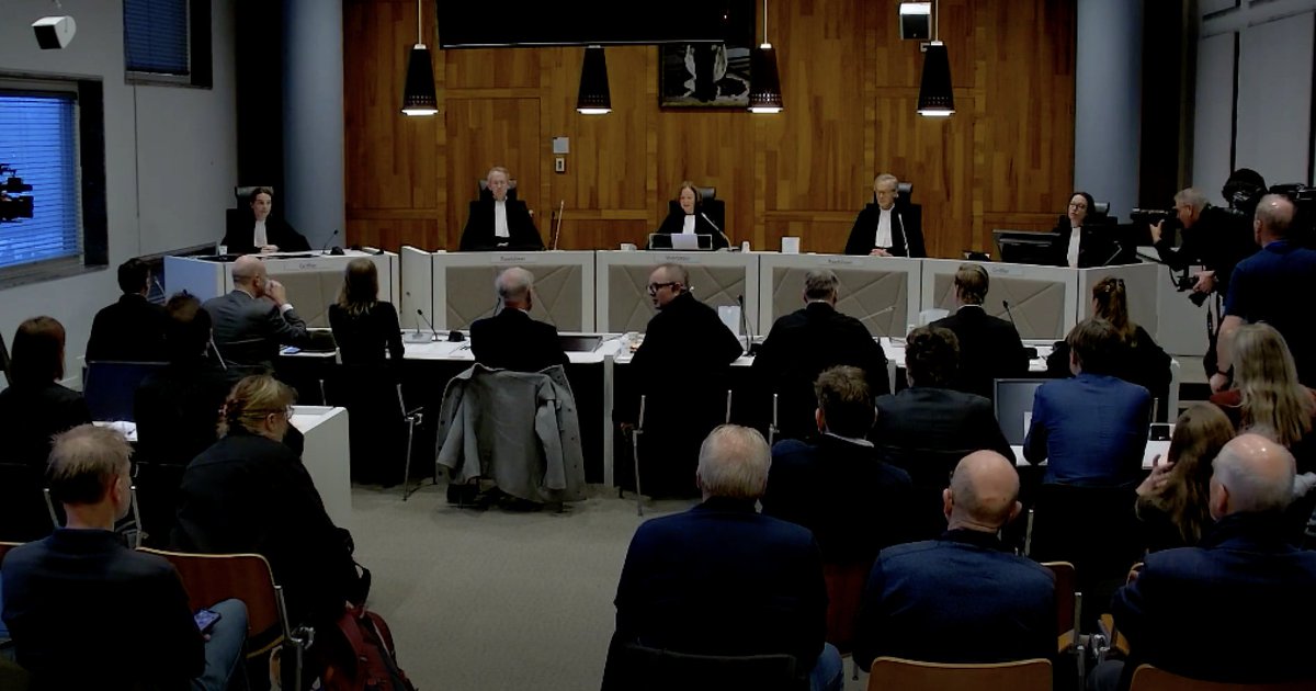 duycks's tweet image. ▶️ 🔥⚖️now ongoing: reading of appeal ruling in the #ClimateCaseShell in 🇳🇱The Hague - 3 years ago Shell was ordered to cut its emissions by 45% by 2030, exposing gap between PR and business plans. 
#ClimateLitigation
📺Livestreaming (in Dutch): streams.nfgd.nl/uitspraak-vord…