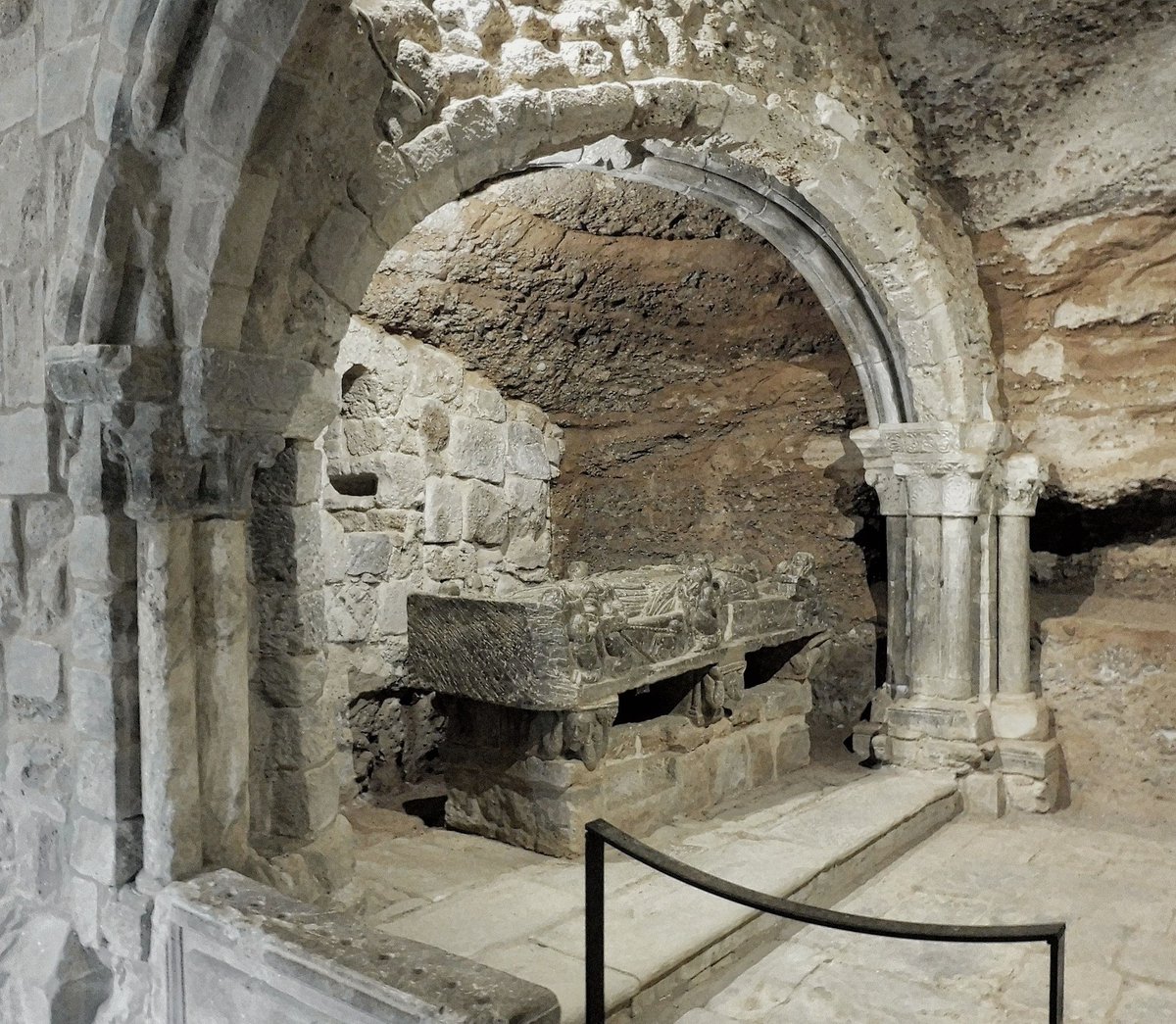 Ayer día 11 celebrábamos San Martín y hoy 12 de noviembre se conmemora la figura de San Millán (Emiliano) de la Cogolla, santo eremita riojano de cuya muerte se cumplen 1450 años (574-2024).
En las mismas cuevas donde vivió, murió y fue enterrado se alzó el Monasterio de Suso