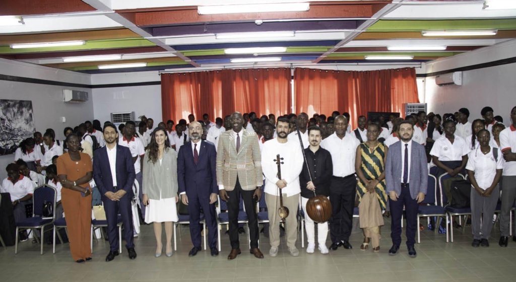 TC_AbidjanBE's tweet photo. Les musiciens de l'Ensemble de musique historique turque d'Istanbul du Ministère de la Culture🇹🇷, Enes Durceylan et Enes Üstün ont donné un cours aux étudiants en master à l’INSAAC🇨🇮
#Culture #INSAAC
#Türkiye-FildişiSahili https://t.co/p6OXACU2a1
