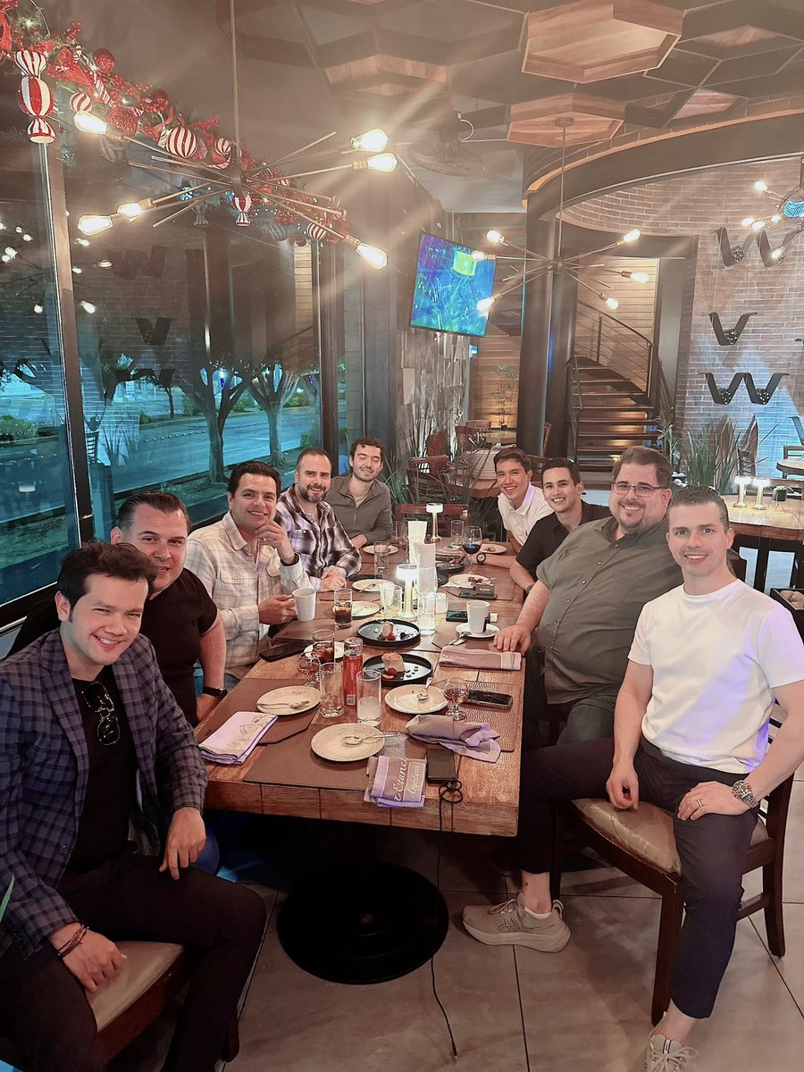 JosafatEspinosa's tweet photo. ¡Celebrando el éxito con mis compadres!👊🏼😎🔥👏🏼
#liveyourdreams #realcapital #Guanajuato #NetworkingInmobiliario #loanco #inverater https://t.co/lGKIDn20nT