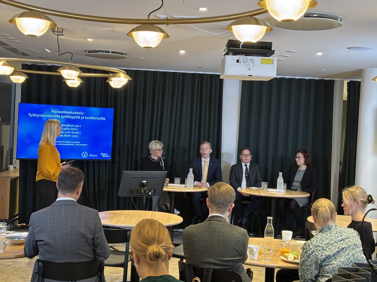 Kansanedustajien paneelikeskustelu käynnissä ⁦<a href="/AkavaRy/">Akava</a>⁩ Työhyvinvoinnilla työllisyyttä ja tuottavuutta -seminaarissa. ⁩
