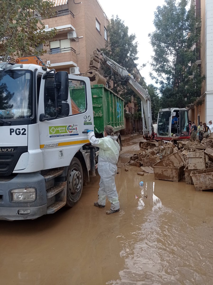 34 compañeros de LYMA han viajado a Picanya, Valencia, para apoyar la limpieza tras la DANA, junto a la Policía Local, Protección Civil y varios Ayuntamientos.
Gracias a <a href="/AjXirivella/">Ajuntament de Xirivella</a> por acogernos con alojamiento y comida caliente, y a los vecinos y vecinas de Picanya por el