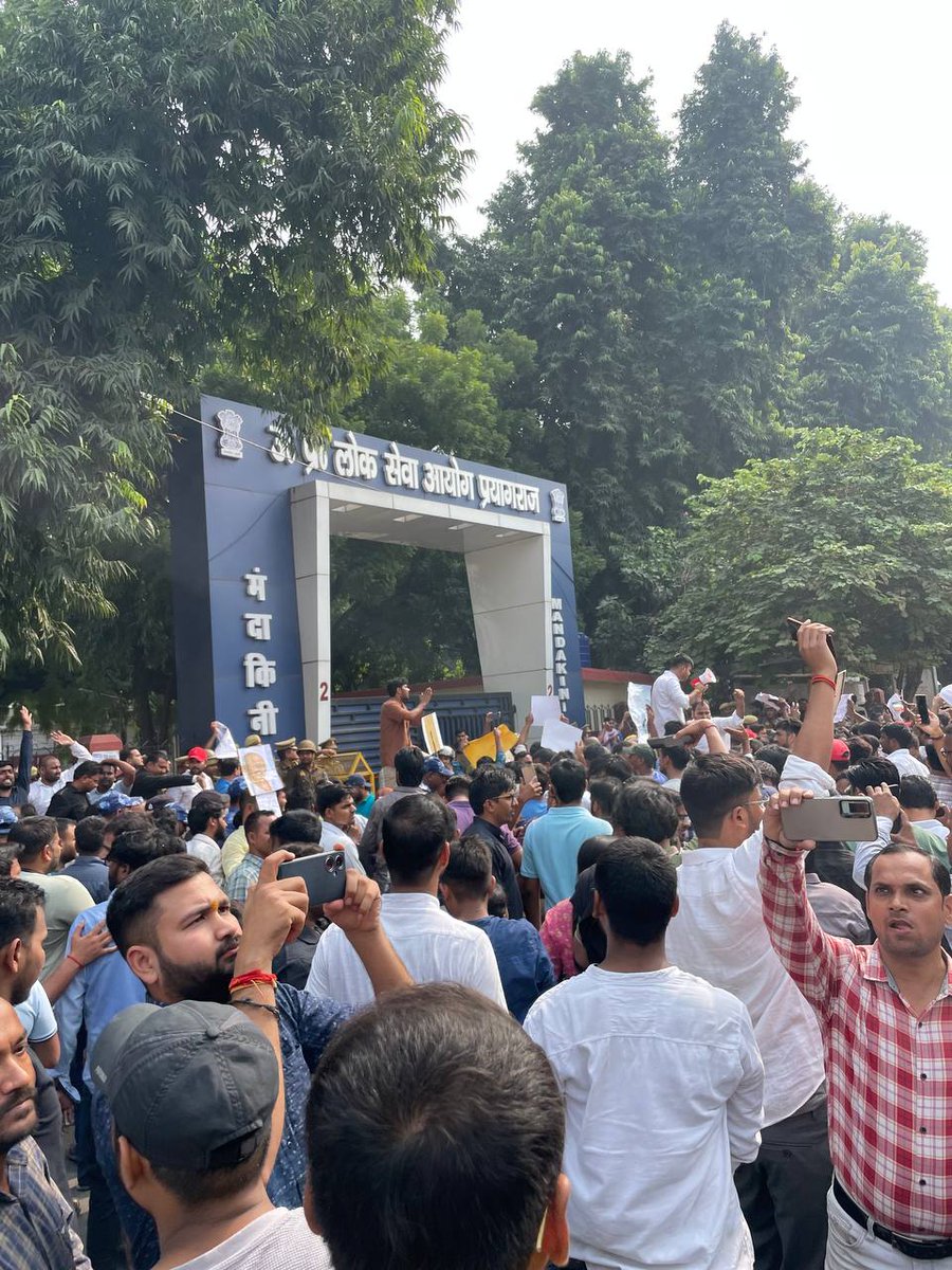 sanjaypatel8797's tweet photo. #UPPSC_No_Normalisation 

क्या छात्रों को अपनी मांग को मांगने के लिए लाठियां खानी पड़ेगी ?
क्या छात्रों को नॉर्मलाइजेशन ख़त्म करने कि मांग जायज नहीं हैं ?
क्या ये छात्र इस देश के भविष्य नहीं हैं ? 

#UPPSC_No_Normalisation
#UPPSC_ROARO_ONESHIFT
#uppsc_oneshift_onedayexam 
#UPPSC_ONESHIFT_ONEDAY 
#uppsc_oneshift_onedayexam 
#UPPSC_No_Normalisation