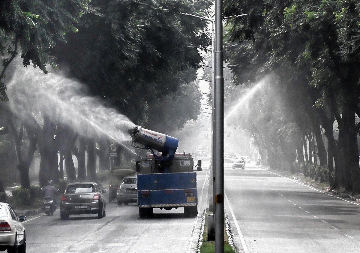 CHANDIGARH POLLUTION : An Anti Smog gun sprinkling water on roads to settle down dust particles amid rise in Pollution level .
<a href="/MCChandigarh/">Municipal Corporation Chandigarh</a> 
<a href="/PIBChandigarh/">PIB in Chandigarh</a> 
<a href="/CPCB_OFFICIAL/">Central Pollution Control Board</a>