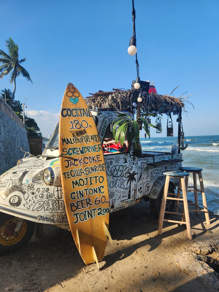 WanderingHartz's tweet image. We found our happy place. 😍😅 

#Thailand #huahin #nomadlife #digitalnomads #beachlife