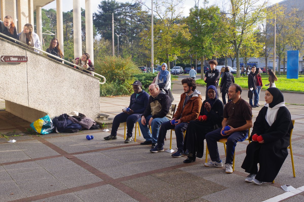 🎉 Le département des Sciences du Langage a organisé une journée inspirante sur le thème « Voir autrement : rencontres avec le handicap ». 🌍 Les participants ont pu découvrir la boccia, sport paralympique qui valorise l’accessibilité. #Handicap #Inclusion #SciencesDuLangage
