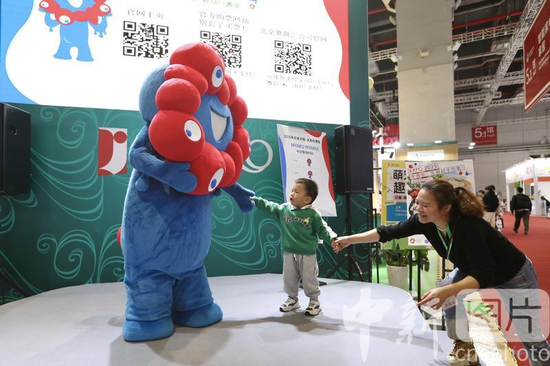 photo_cns's tweet photo. Mascot of the 2025 Osaka World Expo unveiled
The mascot of the 2025 Osaka World Expo, MYAKU-MYAKU, is unveiled at the 7th CIIE in Shanghai on November 10, 2024.(Photo by Wang Ziru/CNSPHOTO)
#7thCIIE #2025OsakaWorldExpoMascot #2025OsakaWorldExpo #MascotMaimai #MYAKUMYAKU #Mascot https://t.co/nI4u7FovUB