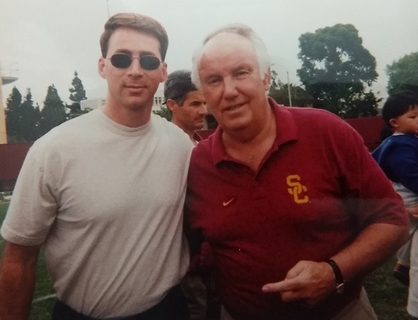Very sad to hear of the passing of <a href="/uscfb/">USC Football ✌️</a> <a href="/uscfootball/">USC Trojans Football</a> coach John Robinson
So many wonderful memories of the legend. 
RIP Coach!
usctrojans.com/news/2024/11/1…
latimes.com/sports/usc/sto…