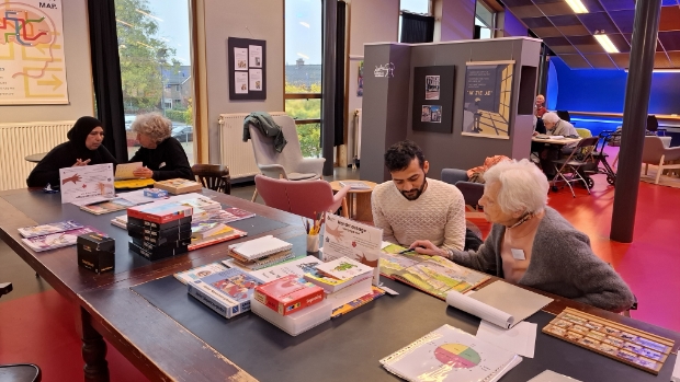 [Extra] Soms met handen en voeten,  maar altijd een gezellig sociaal gebeuren: tien jaar Taalcafé #Huizen -  huizernieuws.nl/l/346088