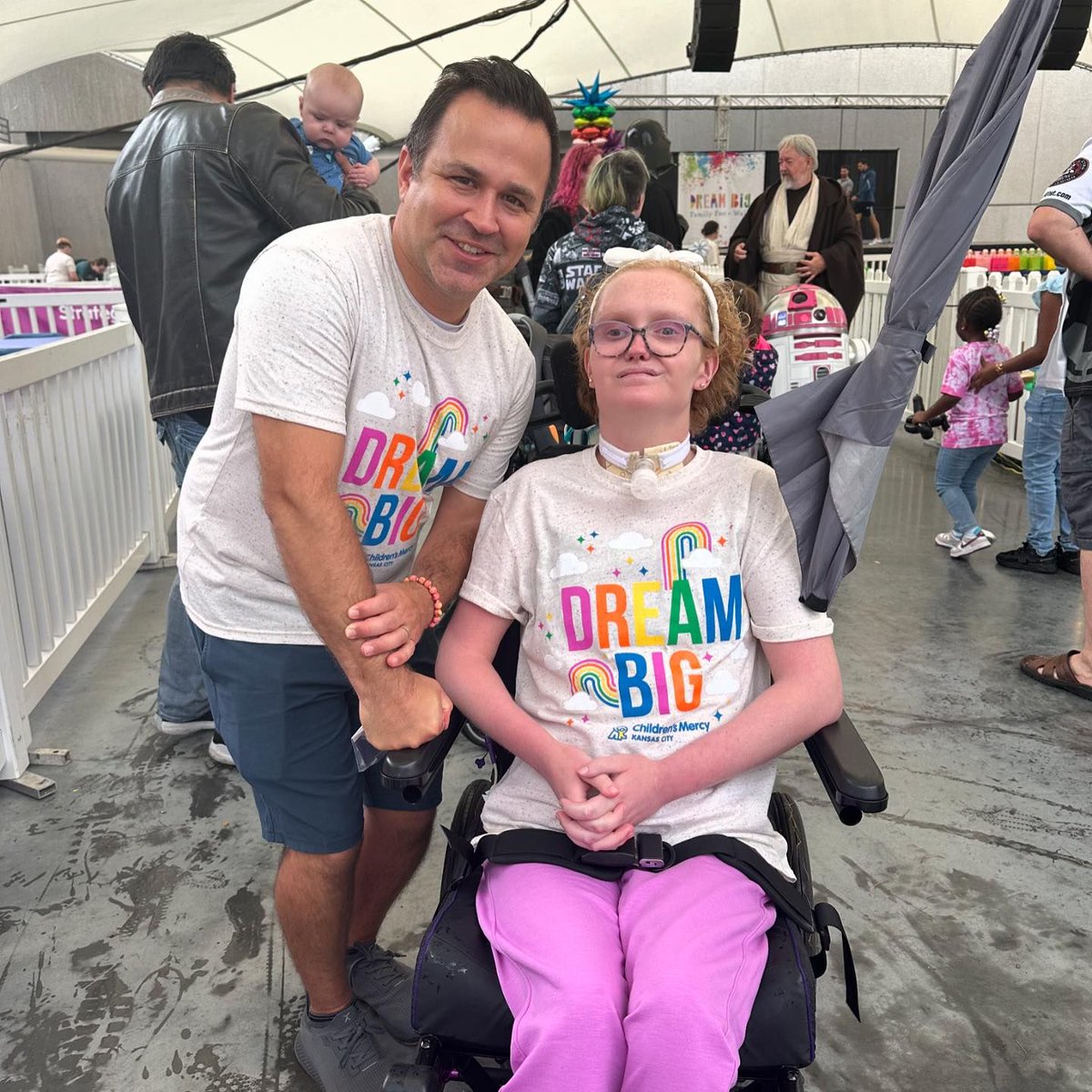 ChildrensMercy's tweet image. There isn’t much our doctors won’t do for their patients – including pushing them in a wheelchair up Hospital Hill! Pediatric neurosurgeon Dr. David Garcia pushed his patient, Bliss, in her wheelchair on Dream Big Day and we’re reminiscing on this special act of service. 🫶🥹
