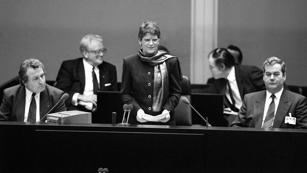 Vor 36 Jahren trat Bundestagspräsident Philipp Jenninger nach einer völlig entgleisten Rede zum 10. November zurück. Kohl witterte eine Chance, die ihm lästig werdende Rita Süssmuth ausser Gefecht zu setzen. Während des Kanzlers Popularität in immer neue Tiefen sank, erfreute 1/3