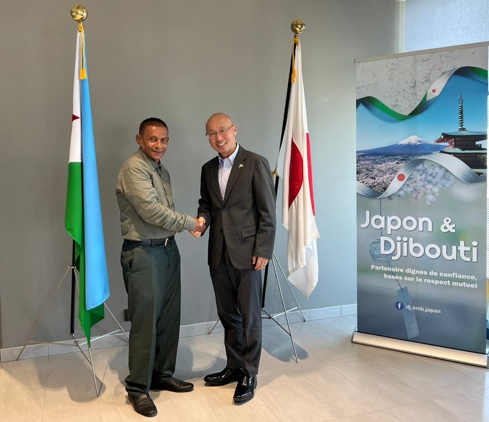 amb_japon_dj's tweet photo. Grand honneur d'accueillir M. Anwar Said, artiste djiboutien très rénommé qui est un joueur d'oud, un instrument traditionnel, et qui joue et chante des chansons qu'il a écrites🎼. Je me réjouis de collaborer avec lui dans un avenir proche.
#Djibouti🇩🇯 #Japon🇯🇵 #oud #AnwarSaid https://t.co/2PrmQXNJe6