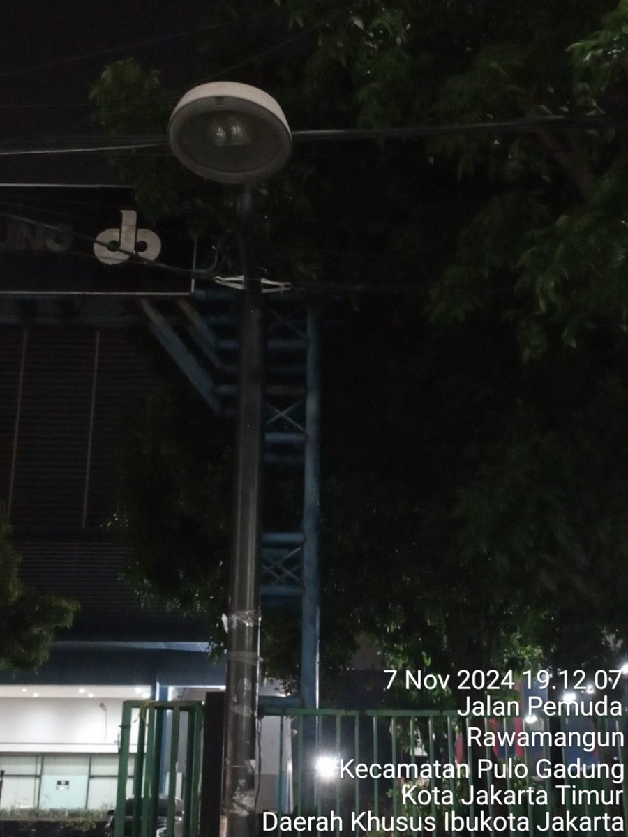 Yoga_tyoo's tweet photo. @DKIJakarta lampu PJU di sepanjang trotoar Jl.Pemuda Rawamangun byk bgt yg mati bahkan ada beberapa yg ilang lampunya https://t.co/LPFOa9AfbR
