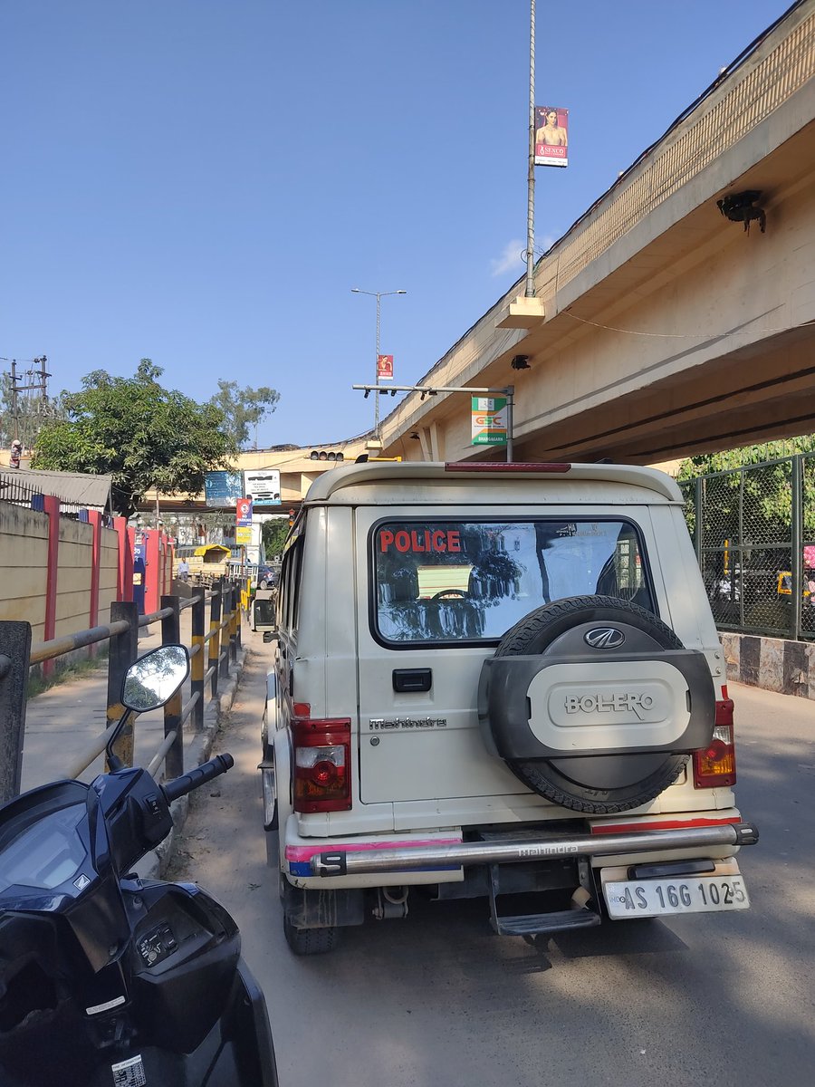 Pranab022's tweet photo. Why a police vehicle is parked in a no-parking zone under bhangagarh bridge? whereas citizens can't even park due to fear of challans. Do these laws don't have any values? @GuwahatiPol @assampolice https://t.co/voWPvkj8cX