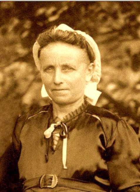 Une ferme en Touraine. 8 enfants. De quoi bien remplir ses journées. Pourtant, chaque nuit, elle marche des kilomètres avec des inconnus. En fait, des fugitifs qu'elle fait passer en zone libre. Sans rien demander en retour. Elle, elle le paiera de 9 mois de prison. Maria Murzeau