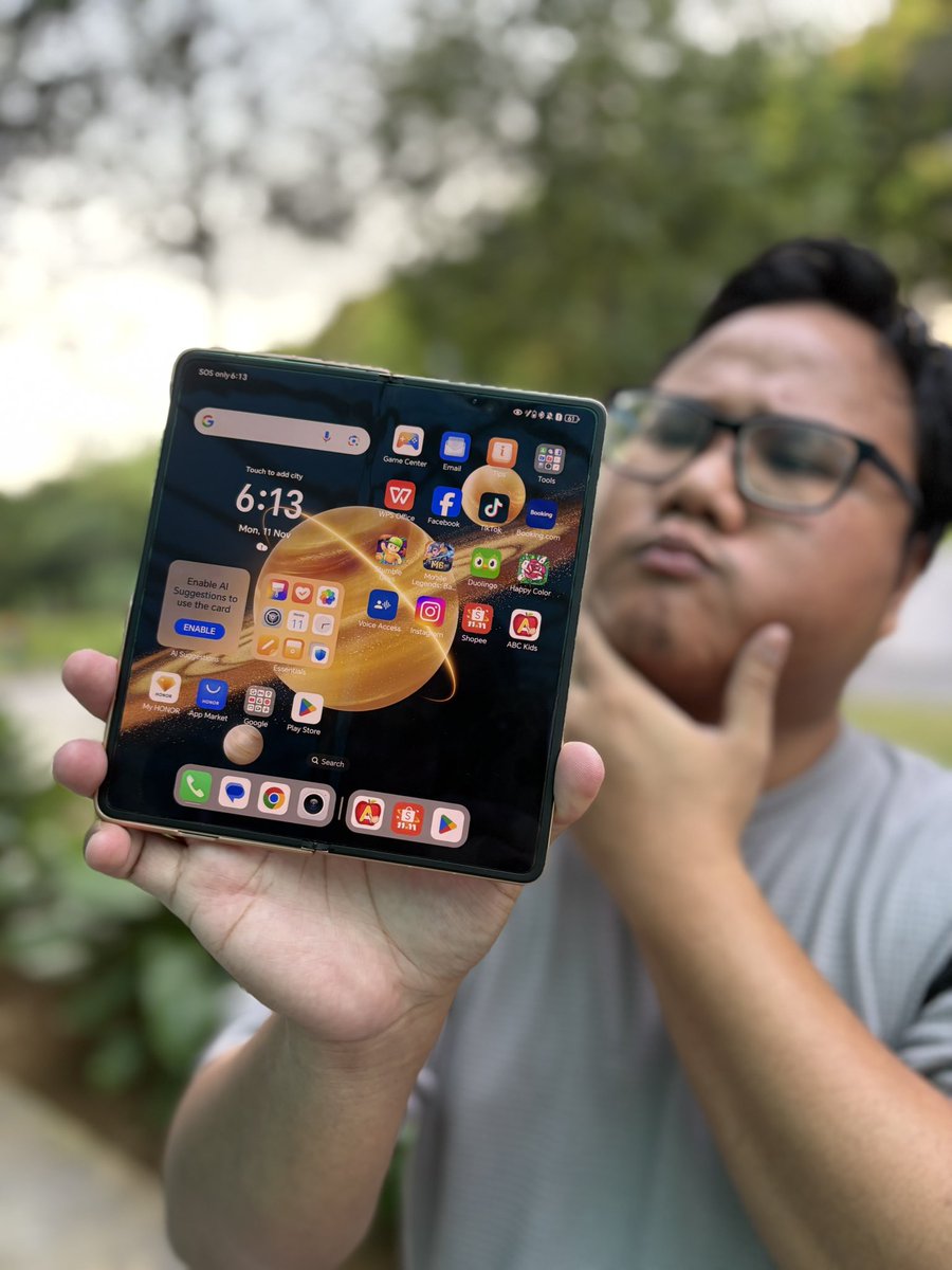 amadzahry's tweet image. Warna paling cantik skali untuk Honor Magic V3. Silk Brown, siap ade corak di bahagian hinge gold dia. #amadzahry #honormagicv3 #honormalaysia #unfoldyourmagic