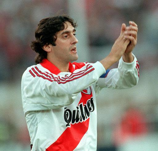 VSportsTM's tweet photo. Enzo Francescoli 🇺🇾 cumple 63 años. Emblema de River ⬜️🟥⬜️ y de Uruguay. Potrero y alfombra roja. Miembro del Salón de la Fama del Planeta Fútbol.

🏆🏆🏆Copa América
🏆Libertadores
🏆Supercopa Sudamericana
🏆Sudamericano Sub 20
🏆🏆🏆🏆🏆1ª División 🇦🇷 
🏆División 1 🇫🇷 https://t.co/bKGsacGRKW