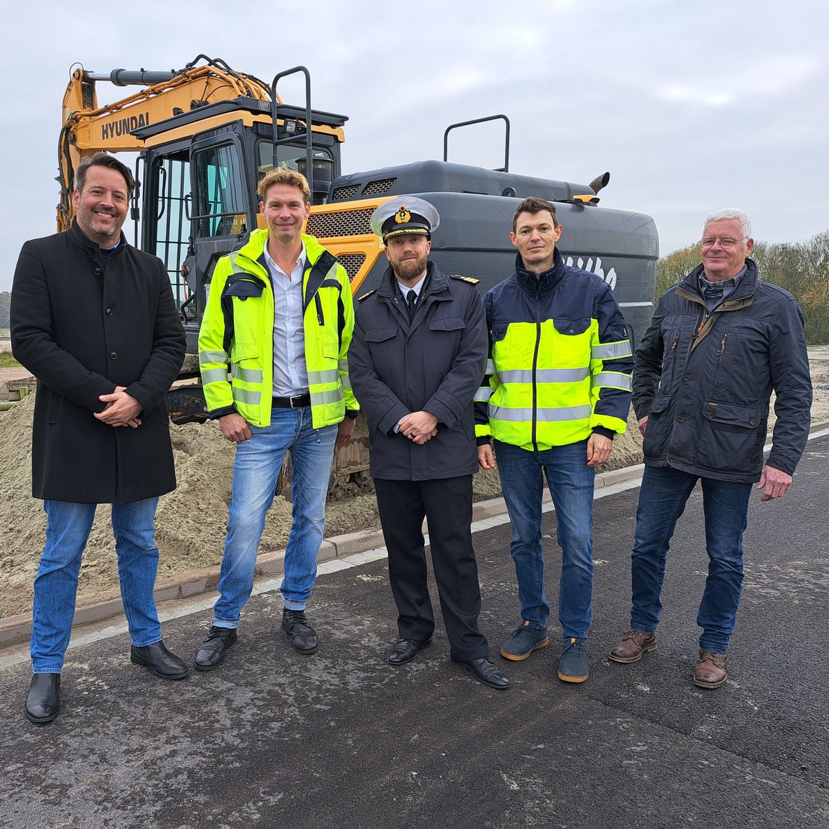 Bundeswehr IUD (@baiudbw) on Twitter photo 🚧 Hochbauarbeiten auf dem Marinestützpunkt #Heppenser Groden - größter Standort der <a href="/deutschemarine/">Deutsche Marine</a>. Heute startet das Großprojekt in #Wilhelmshaven für den neuen Schiffstyp "Fregatte 126" #Infrastruktur #WirbauenfürdieMarine #Bundeswehr 🚢⚓️🏗️ 🚧 Hochbauarbeiten auf dem Marinestützpunkt #Heppenser Groden - größter Standort der <a href="/deutschemarine/">Deutsche Marine</a>. Heute startet das Großprojekt in #Wilhelmshaven für den neuen Schiffstyp "Fregatte 126" #Infrastruktur #WirbauenfürdieMarine #Bundeswehr 🚢⚓️🏗️