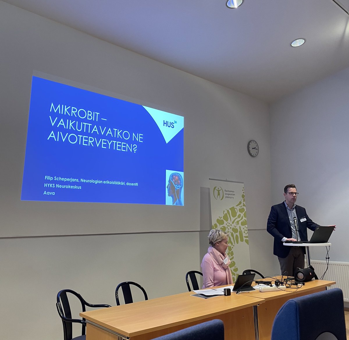 Neurologian erikoislääkäri, dosentti Filip Scheperjans HUSin Neurokeskukselta luennoi mikrobien vaikutuksesta aivoterveyteen🧠🔬

#ravitsemus #ravitsemuspäivät