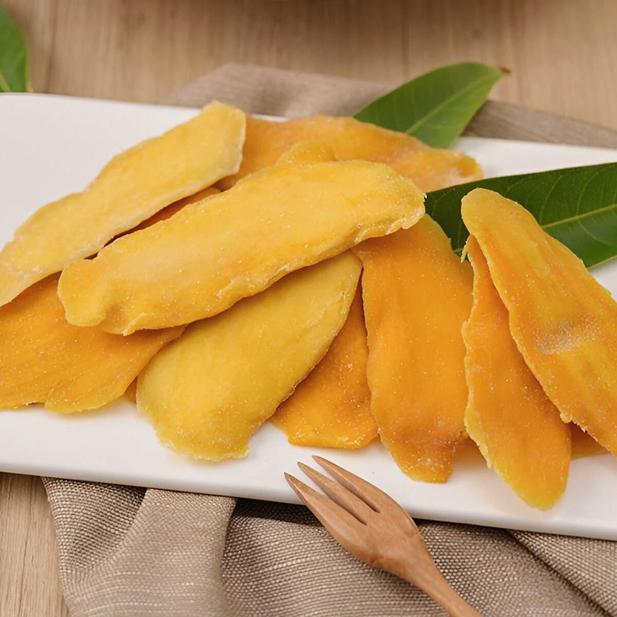 Đầu tiên mình sẽ viết về quả xoài, loại trái cây đã gắn bó với mình từ lúc bắt đầu khởi nghiệp và cũng là một trong những loại nông sản xuất khẩu quan trọng nhất của Việt Nam mình.
Xoài là một loại trái cây quen thuộc với người Việt, chắc hẳn trong