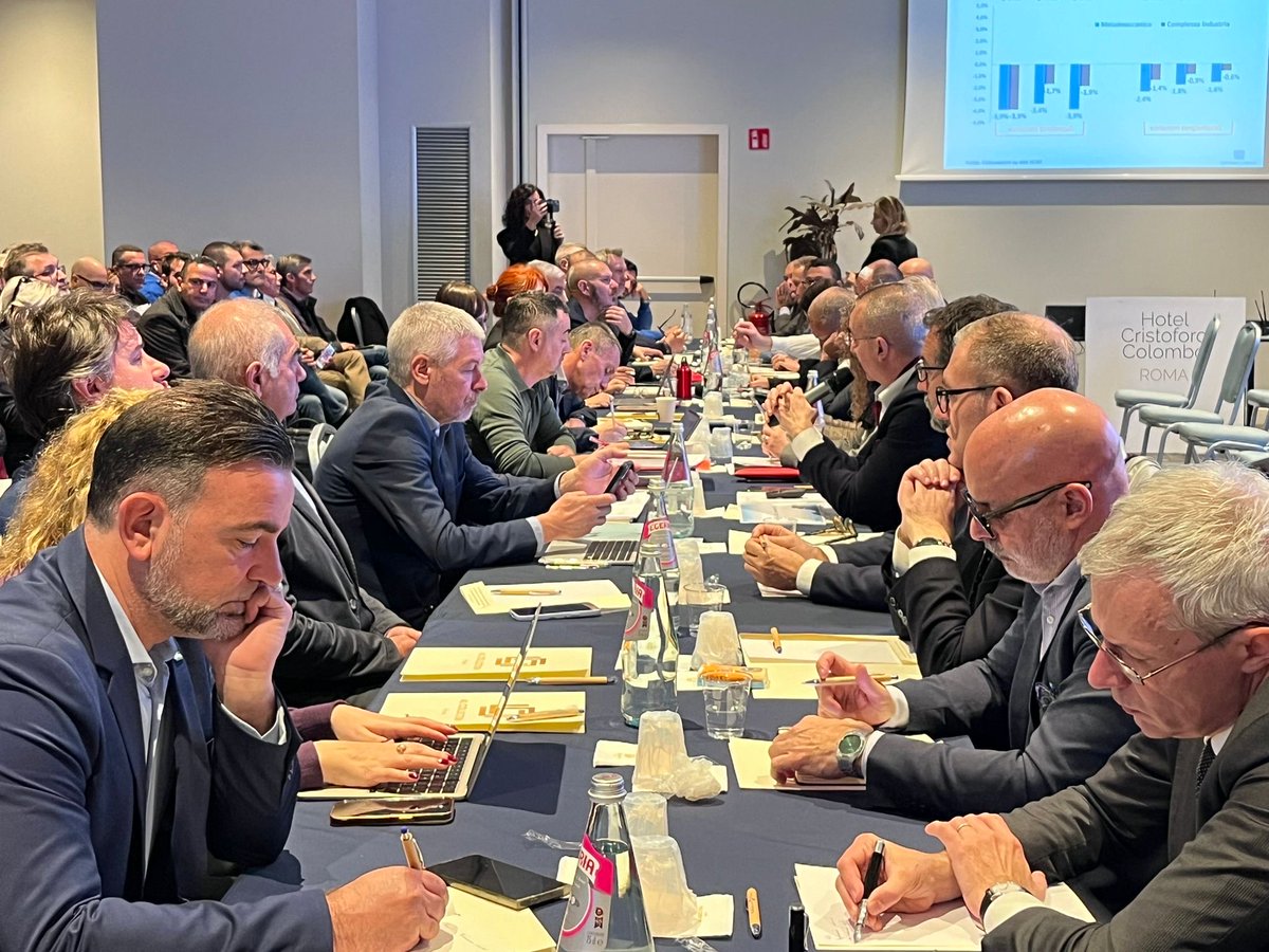 rquerze's tweet image. Rotto il tavolo dei #metalmeccanici con ⁦@Federmeccanica⁩ e ⁦@assistal⁩ per il contratto. Avvio mobilitazione di ⁦@fiomnet⁩   ⁦@FIMCislStampa⁩ e ⁦@UilmNazionale⁩ con assemblee in tutti i luoghi di lavoro fino allo sciopero generale di 8 ore