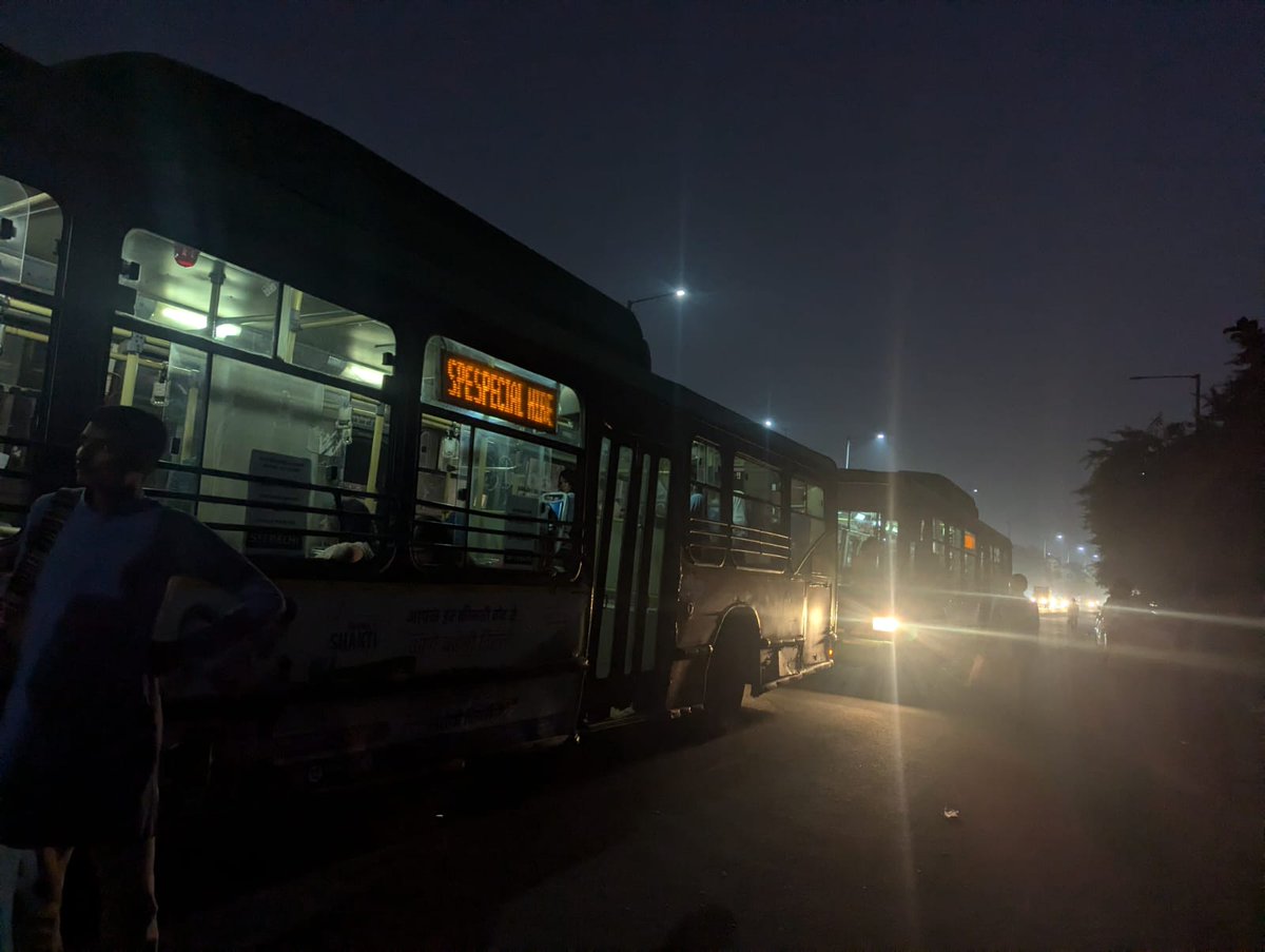 SfiDelhi's tweet photo. Sfi delhi activists which include women students of Delhi as well are detained at bhawana police station for the past 4 hours and aren't being released. It's already 6 pm and they arent releasing the students.
Shame on @DelhiPolice
#StudentForMetroPass https://t.co/iwaI3uUVrF