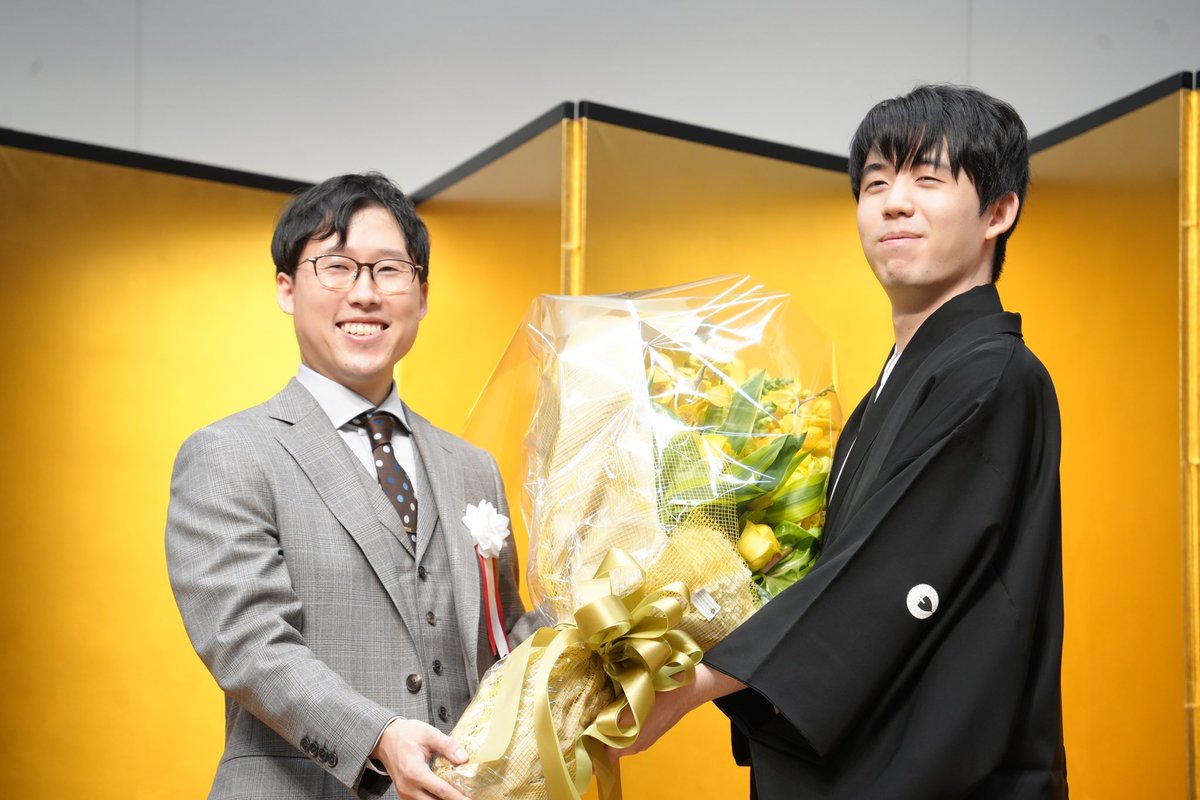 藤井聡太王位に井山裕太王座が花束贈呈 - スポーツ報知