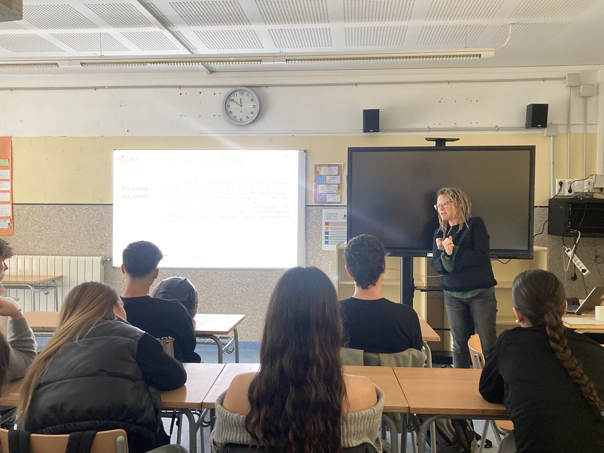 Avui l’alumnat de Geografia de 2n de batxi ha gaudit d’una xerrada de l’Annalies Broekman del CREAF sobre l’aigua. Ens ha recordat la necessitat d’una gestió adaptativa del territori i de posar en valor l’aigua com un bé comú.💧💧💧