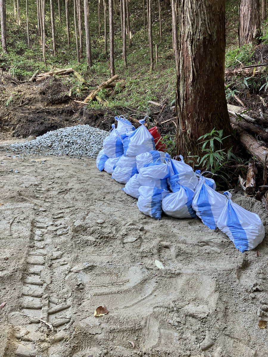 ichiniicamp's tweet photo. 続く谷筋が狭く勾配があるので、砕石運ぶのが困難かなという事で、50袋に砕石詰めて暗渠に敷設します。
ま、劣化対策に一応PPシート被せる予定！とにかく袋詰めキツイ(~_~;)
#キャンプ #キャンプ場 #キャンプ場作り #キャンプ好きと繋がりたい #キャンプ好きな人と繋がりたい #暗渠 #砕石 #土木工事 https://t.co/ddwPVDWirB