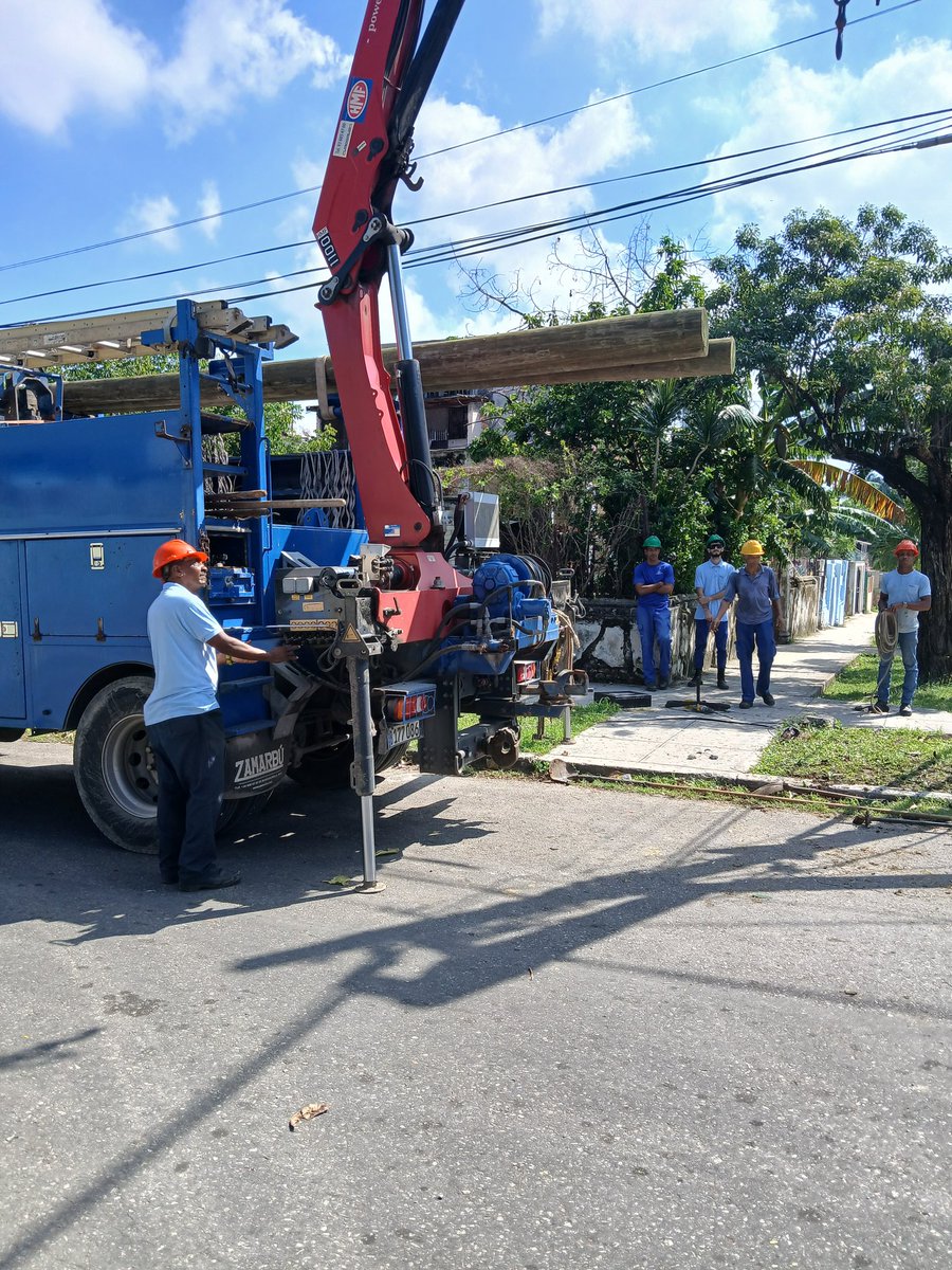AnaMarine20's tweet photo. Buen dia bien temprano las fuerzas de comunicaciones en recuperación de los daños del ciclón Rafael #FuerzaCuba #UnidosXCuba @ETECSA_Cuba
@MINCOMCuba https://t.co/EyOJgEAppJ
