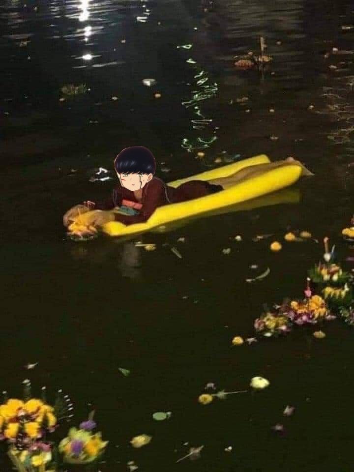 #Mashle_Loykratong
⠀
⠀⠀⠀⠀❝ ใครบอกว่าเวลาเอากระทงมาลอยให้เอาเงินใส่ไว้ในนั้นครับ นิสัยไม่ดีไม่เห็นคุณค่าเงินเลยนา—

⠀⠀⠀⠀ถ้าจะทิ้งช่วยทิ้งให้เยอะๆ หน่อยสิครับ จะได้พอค่าชูครีมผมด้วยน่ะ. . . ❞
⠀