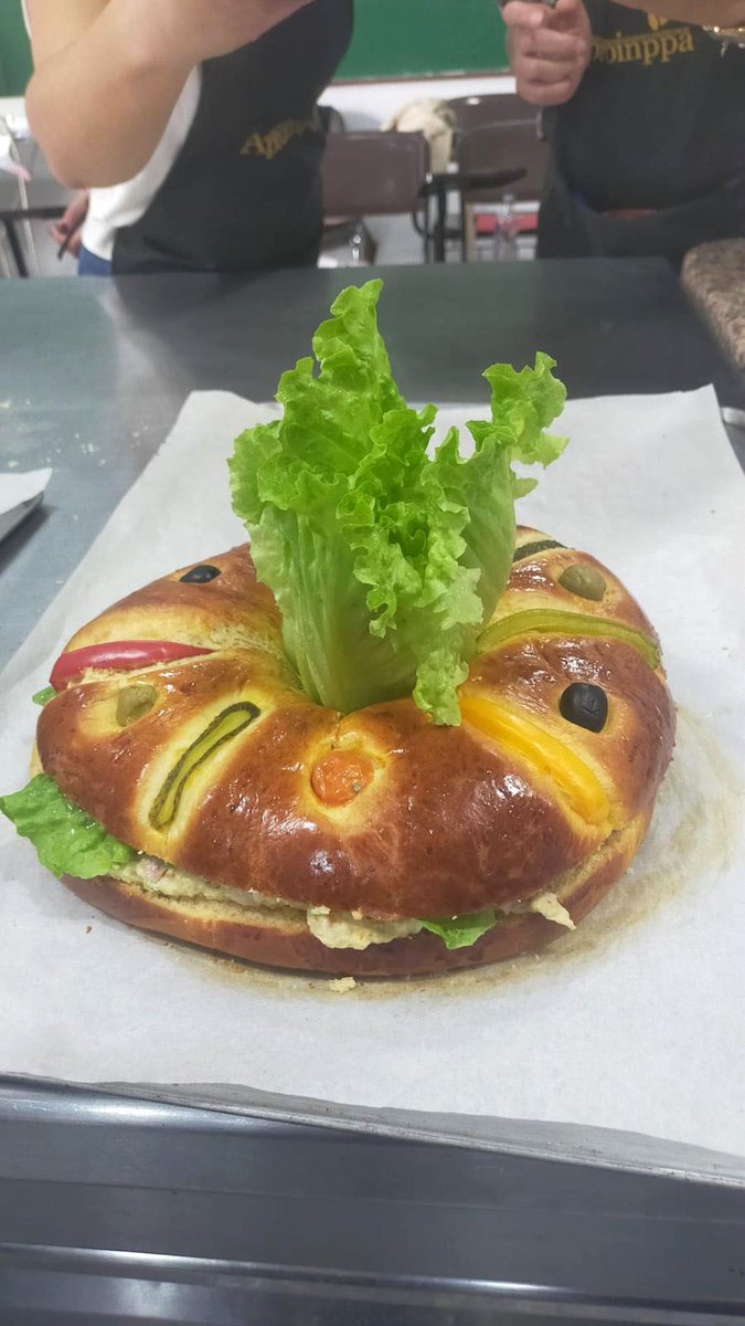 ¡Todo un éxito nuestro taller de roscones del pasado sábado!

Nuestr@s alumn@s han puesto toda su ilusión en la elaboración de Roscón de yema, roscón clásico y leonés.

Fue una experiencia fantástica llena de risas, aprendizaje y, por supuesto, mucho sabor.