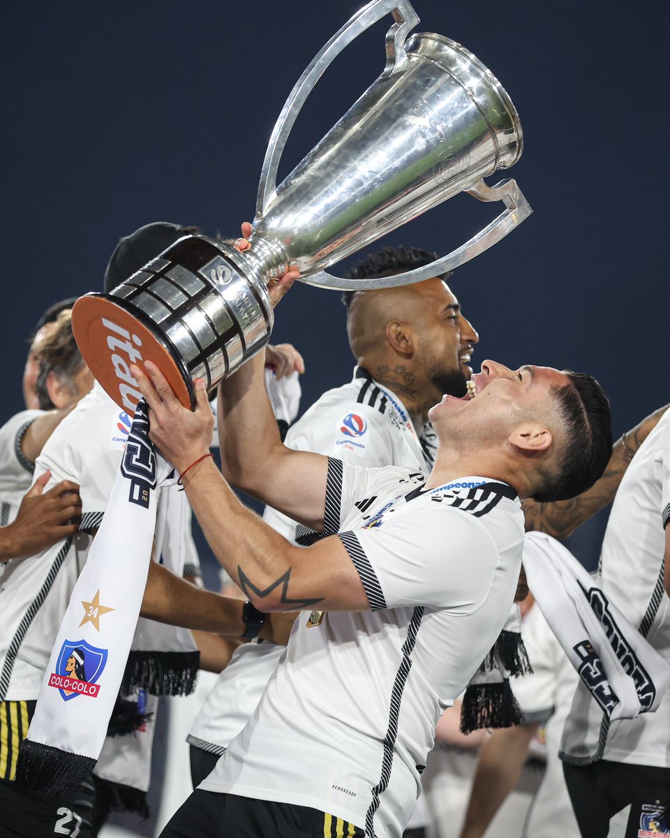 ColoColo's tweet photo. 𝐐𝐮𝐞 𝐥𝐢𝐧𝐝𝐨 𝐞𝐬 𝐟𝐞𝐬𝐭𝐞𝐣𝐚𝐫 𝐮𝐧 𝐭𝐢́𝐭𝐮𝐥𝐨 🏆😜

#La34esnuestra ⭐🤟
¡Vamos Colo-Colo! ⚪⚫ https://t.co/LvfisndTKq