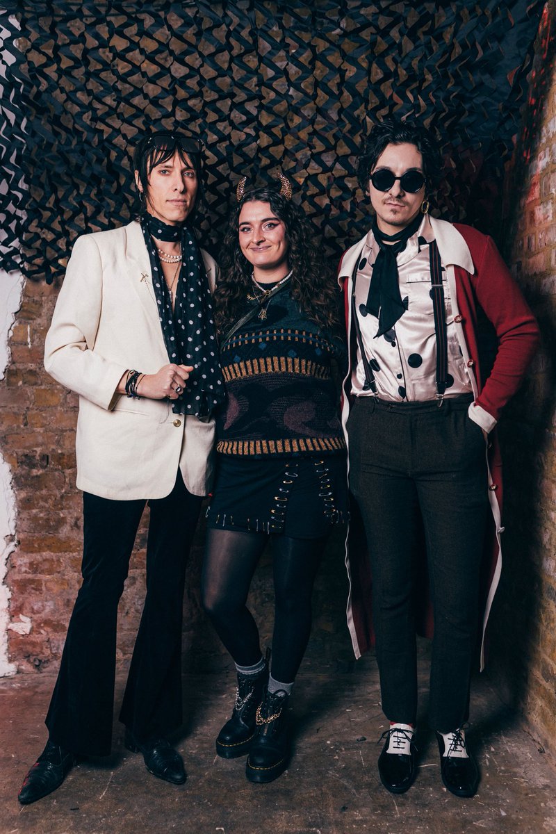 HaileyIsOnMars's tweet image. :)))))))))) @SebastianDanzig you really need to work on taming your happiness when you see me because JEEZ @PalayeRoyale