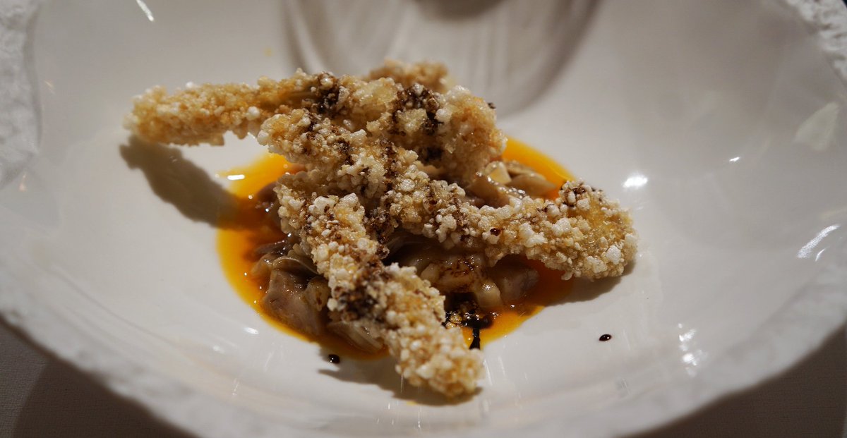 Qué espectáculo la oreja en dos texturas, guisada 🍲 y crujiente 💥, de: empachate.com/el-cenador-del…