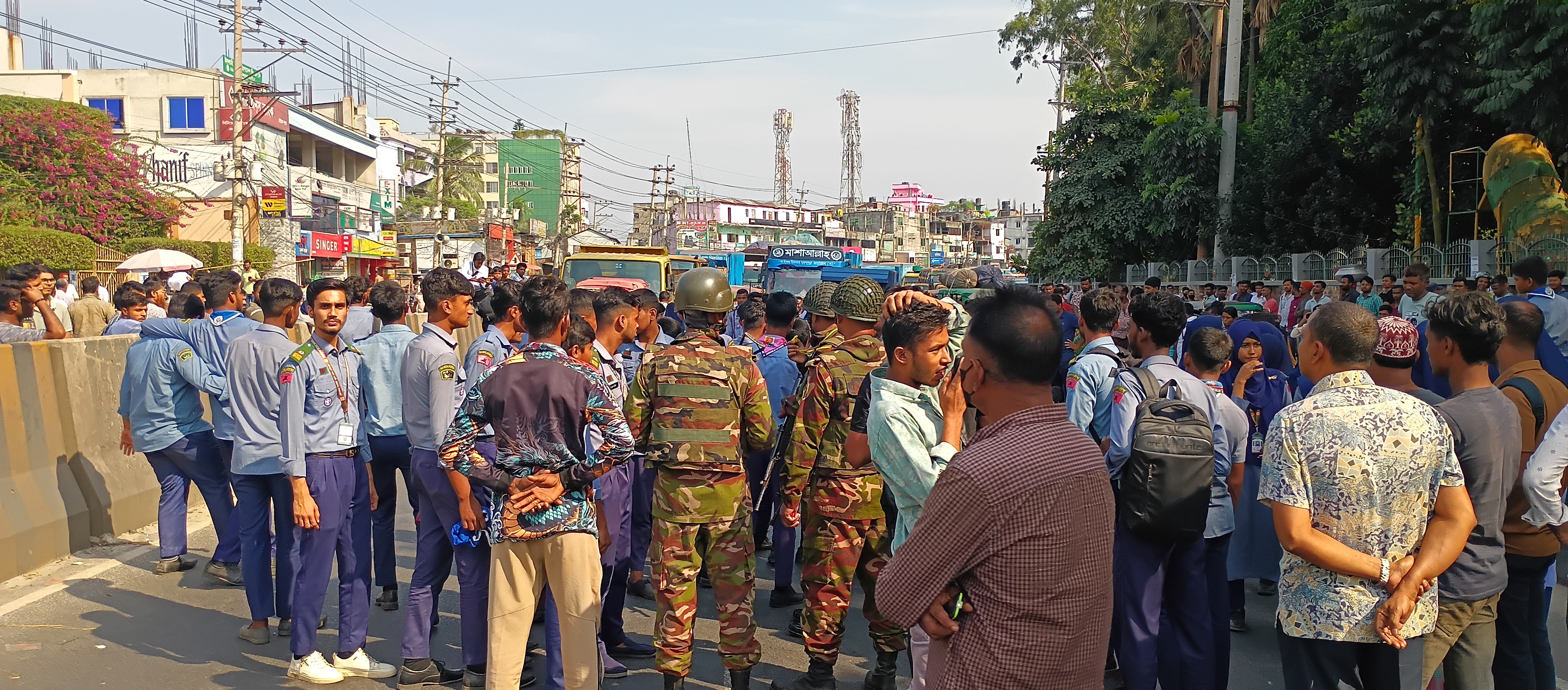 কালিয়াকৈরে তিন মাসেও সমাধান না পেয়ে শিক্ষকের পদত্যাগের দাবিতে মহাসড়ক অবরোধ করে শিক্ষার্থীদের বিক্ষোভ
