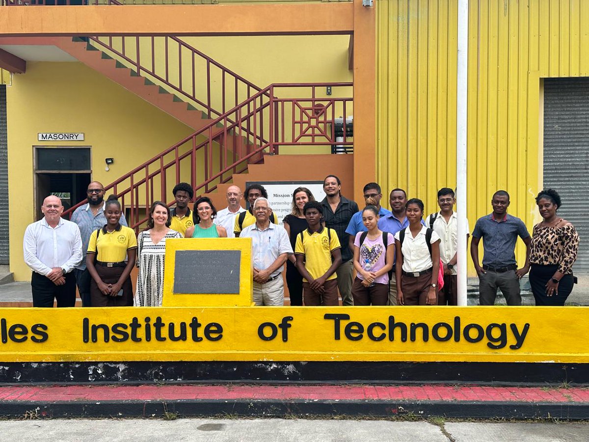 Une mission technique en formation professionnelle de l'<a href="/AcLaReunion/">Académie de La Réunion</a> de qui débute tambour battant aux Seychelles! Merci aux équipes du NIHSS, du SIT et des entreprises Belliche et Koko Sey pour ces fructueux échanges. 🇸🇨🇫🇷 Teams DRAREIC, DRAFPIC, CMQ &amp; PFT