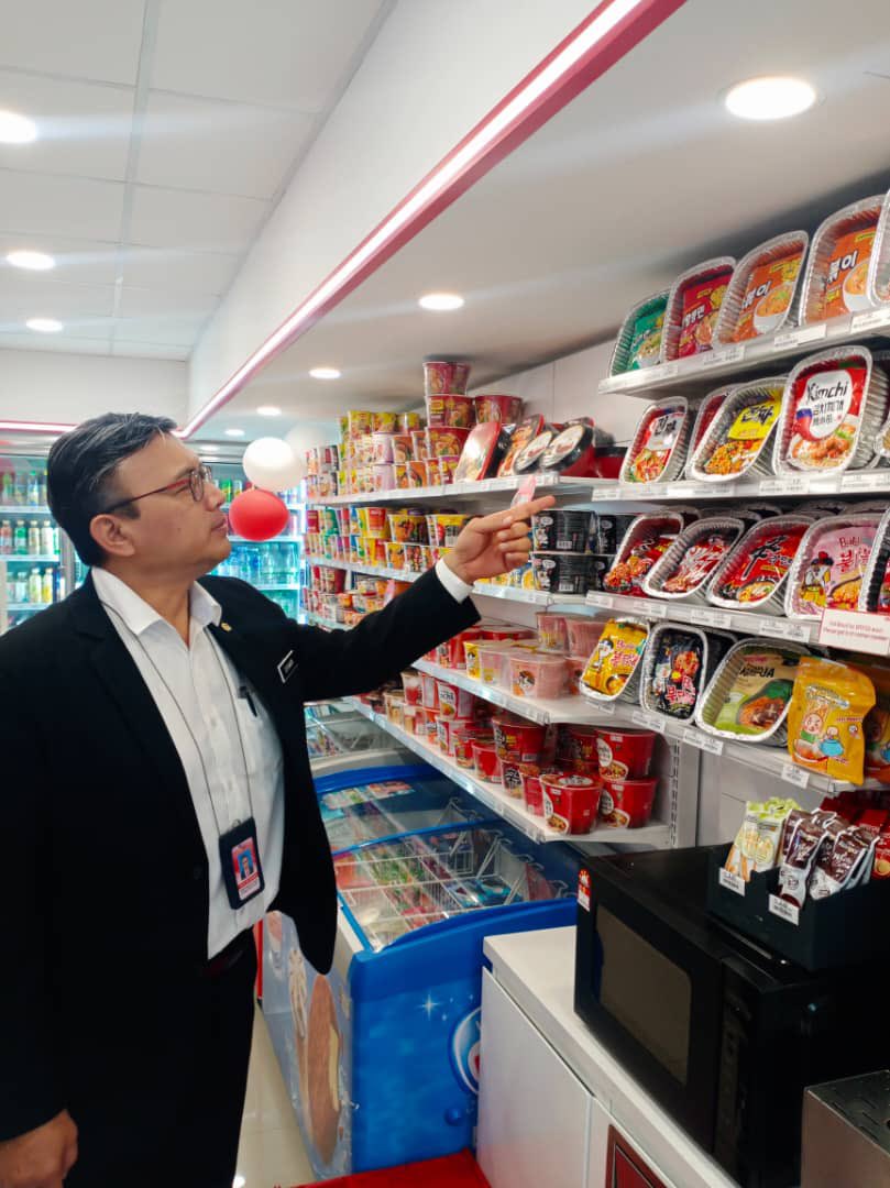 ukm_my's tweet photo. Naib Canselor, Prof. Dato’ Gs. Ts. Dr. Mohd Ekhwan Hj. Toriman meluangkan masa menyantuni warga dan pengunjung kafe Gigi Coffee, kedai buku Karya@UKM dan kedai serbaneka MyNews yang baru beroperasi di Bangunan Canselori.

#UniversitiWatanKita
#IlmuMutuBudi 
#UKM 
#UKMSharing https://t.co/HlfdcVUxXB