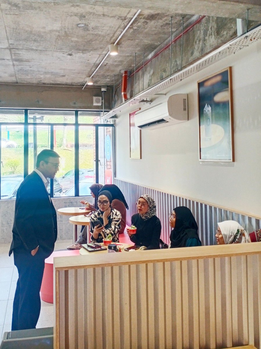 ukm_my's tweet photo. Naib Canselor, Prof. Dato’ Gs. Ts. Dr. Mohd Ekhwan Hj. Toriman meluangkan masa menyantuni warga dan pengunjung kafe Gigi Coffee, kedai buku Karya@UKM dan kedai serbaneka MyNews yang baru beroperasi di Bangunan Canselori.

#UniversitiWatanKita
#IlmuMutuBudi 
#UKM 
#UKMSharing https://t.co/HlfdcVUxXB