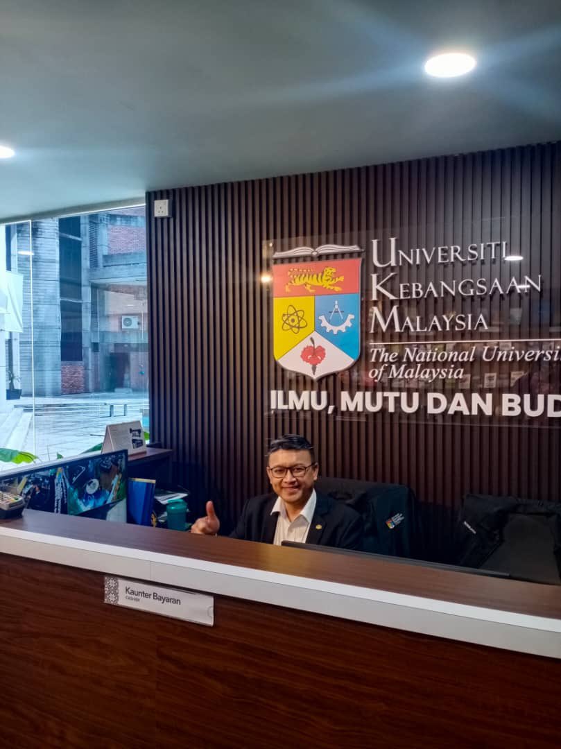 ukm_my's tweet photo. Naib Canselor, Prof. Dato’ Gs. Ts. Dr. Mohd Ekhwan Hj. Toriman meluangkan masa menyantuni warga dan pengunjung kafe Gigi Coffee, kedai buku Karya@UKM dan kedai serbaneka MyNews yang baru beroperasi di Bangunan Canselori.

#UniversitiWatanKita
#IlmuMutuBudi 
#UKM 
#UKMSharing https://t.co/HlfdcVUxXB