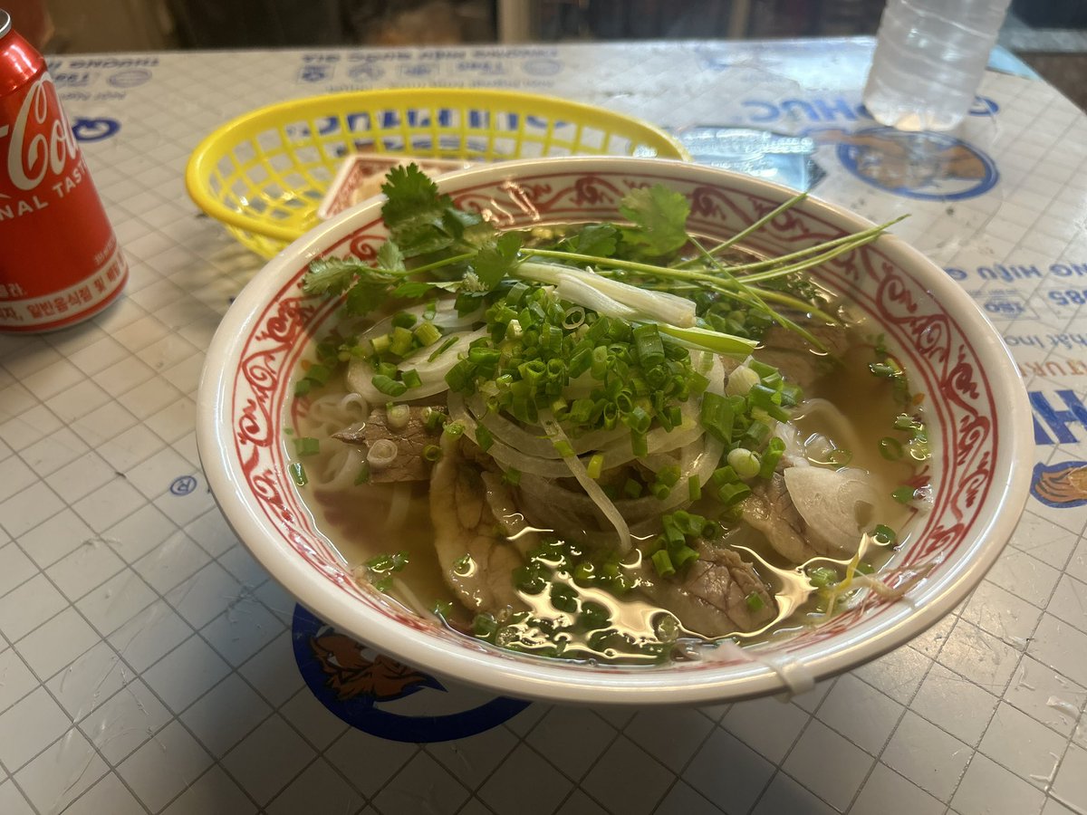 penguinjourney's tweet image. 韓国にいるのにフォー屋さんへ
かなりサイズ大きめながら、麺と具材の量のバランスが良いので飽きも来ず一気に完食🇻🇳

その後テイクアウトのコーヒーが欲しかったので、お散歩がてら見つけたカフェへ
金魚のお出迎えがラブリー

#大韓民国 #晋州市 #Batbat #フォー #Pandan