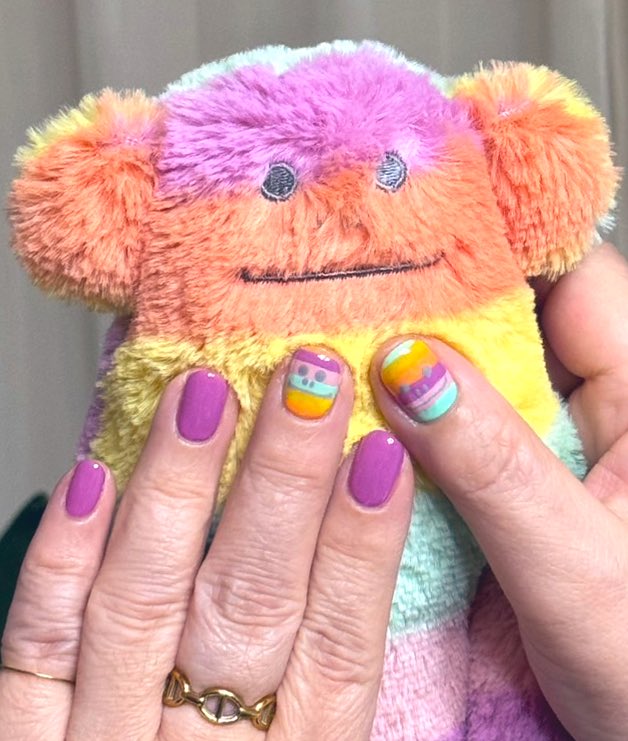 acccentstyle's tweet photo. #ネイルチェンジ  💅
#クラフトホリックネイル　
#クラフトホリック　#craftholic
クラフトをおむかえするときは色柄重視😊ラブもスロースもコラットもみんな好きだけどロリスが得に好きな色柄の事が多いのか所持率高いかな🩷レアレアクラフトのロリス！ボーダーの色がホント好き🥰ニコニコ顔も可愛い https://t.co/GzOFtM3lTD