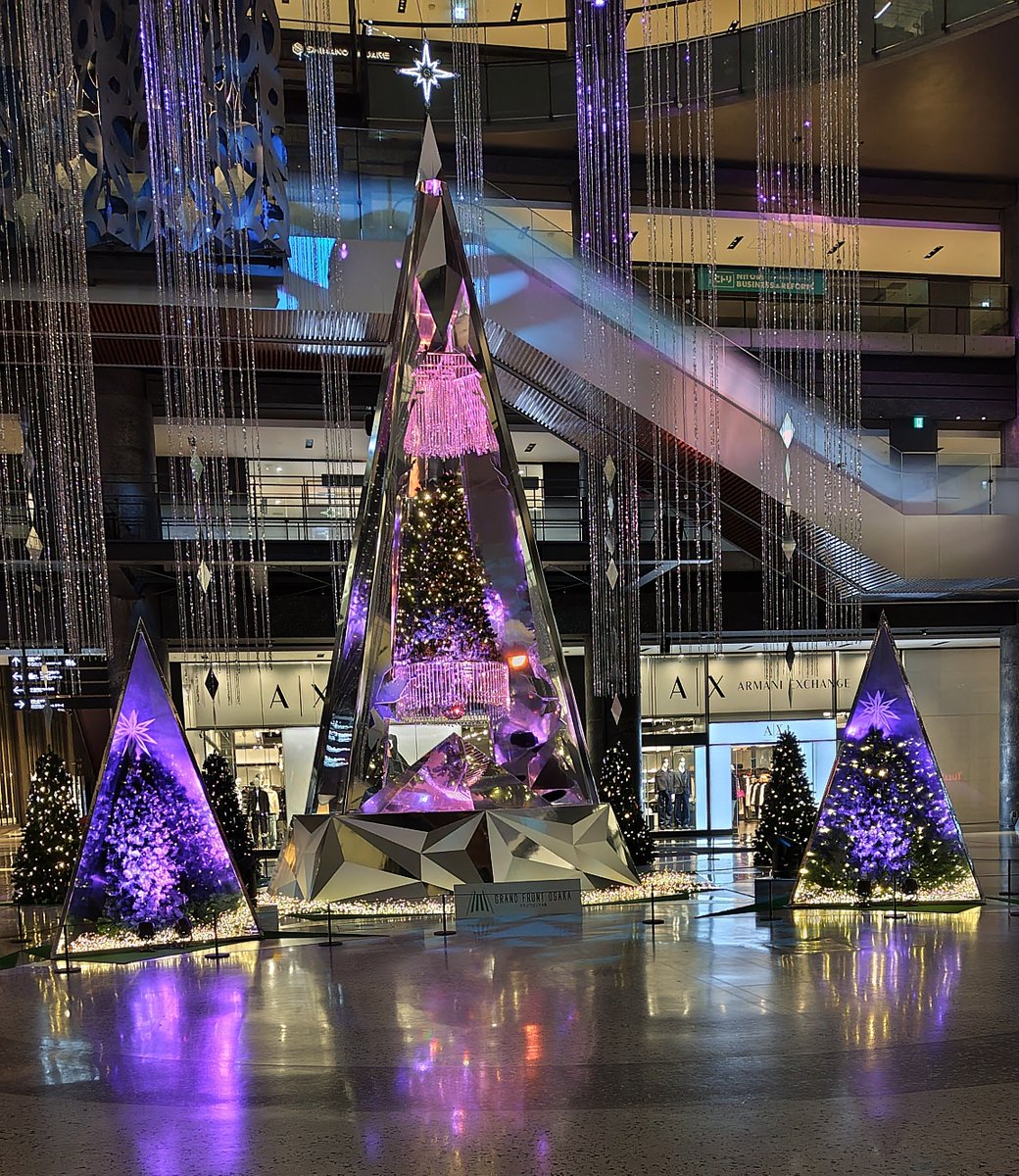jdtm31067733's tweet photo. #グランフロント大阪　#クリスマスツリー　#InfinityWishTree #ナレッジプラザ　#天輝レオ
なんばワクパクからの帰り人が少ないので撮りました📸まるで万華鏡の世界に入り込んでしまったかのような幻想的なライティングショー🪩レオ様みたいに煌びやかです🌠 https://t.co/GQSklEzkD5