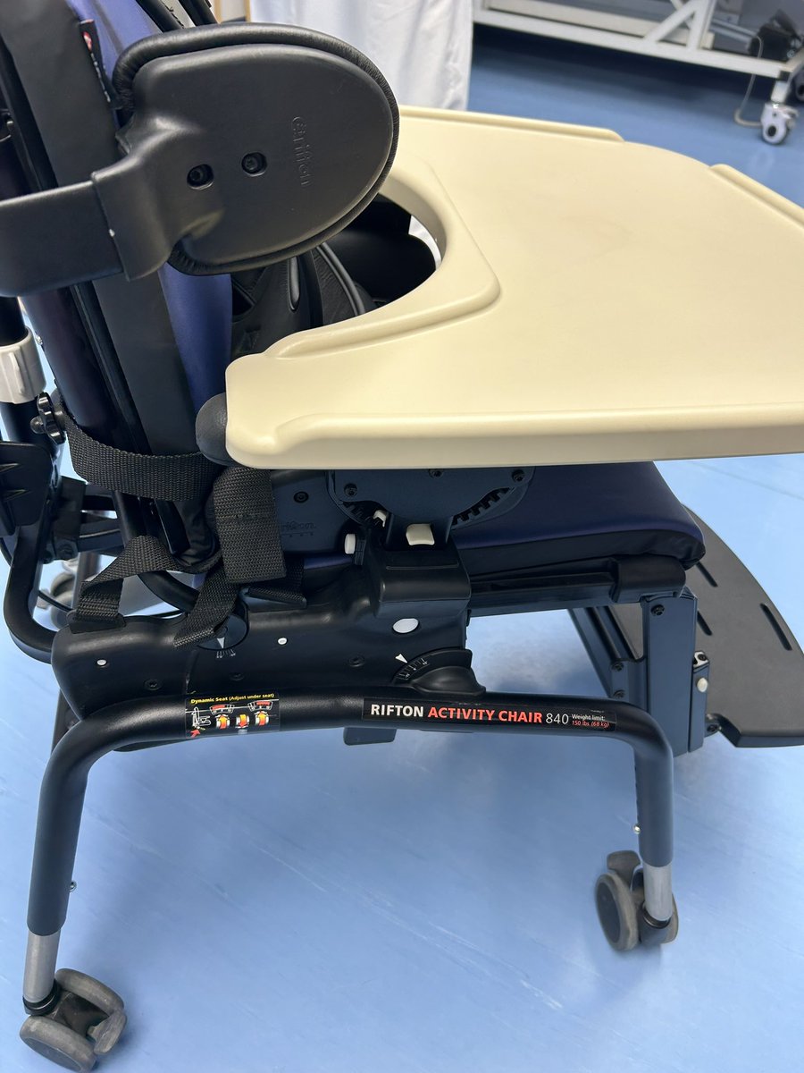 من اكثر الكراسي الي ابهرتني بسعرها وبالجوده
وقابل للتعديلات من كل جهه 
الكرسي هذا يفيد الطفل في البيت والمدرسة من جميع النواحي بالاضافة إلى انه مريح 👏🏼
الطاولة تجي اضافة معه للحاجة 😍

اذا حابين تفيدون الاهالي ، ابحثوا عن Rifton .