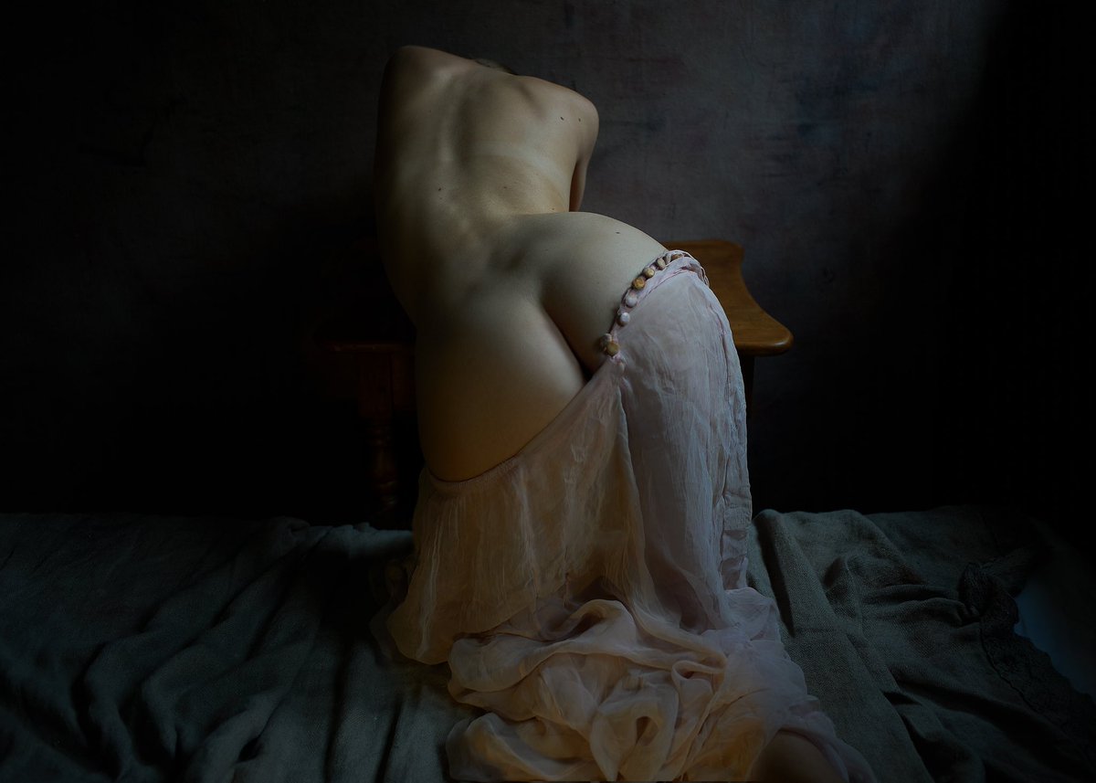 Ce n’est pas la nudité qui m’intéresse mais ce qui se trouve en dessous, ce que cela provoque sur les personnes qui regardent et s’y projettent . Ma seule matière, c’est la lumière.
 Iryna, à la fois forte et fragile,devant comme derrière la caméra. 
#remirebillardart