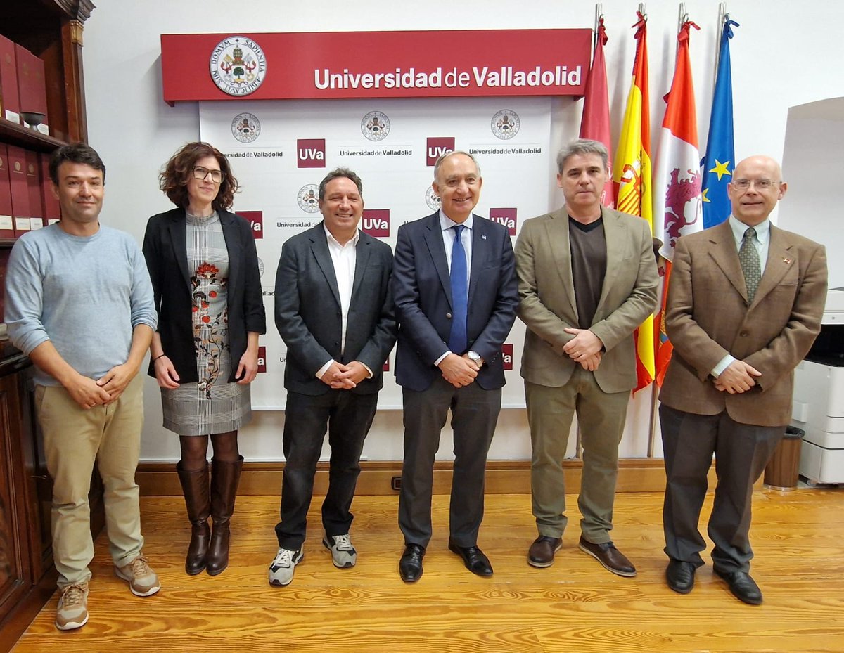 El rector de la Universidad de Valladolid, Antonio Largo, y Eusebio Sacristán han firmado esta mañana la Cátedra UVa-Eusebio Sacristán, Educación y Transformación a través del deporte para diseñar y desarrollar acciones que impacten en el bienestar de la ciudadanía a través de la