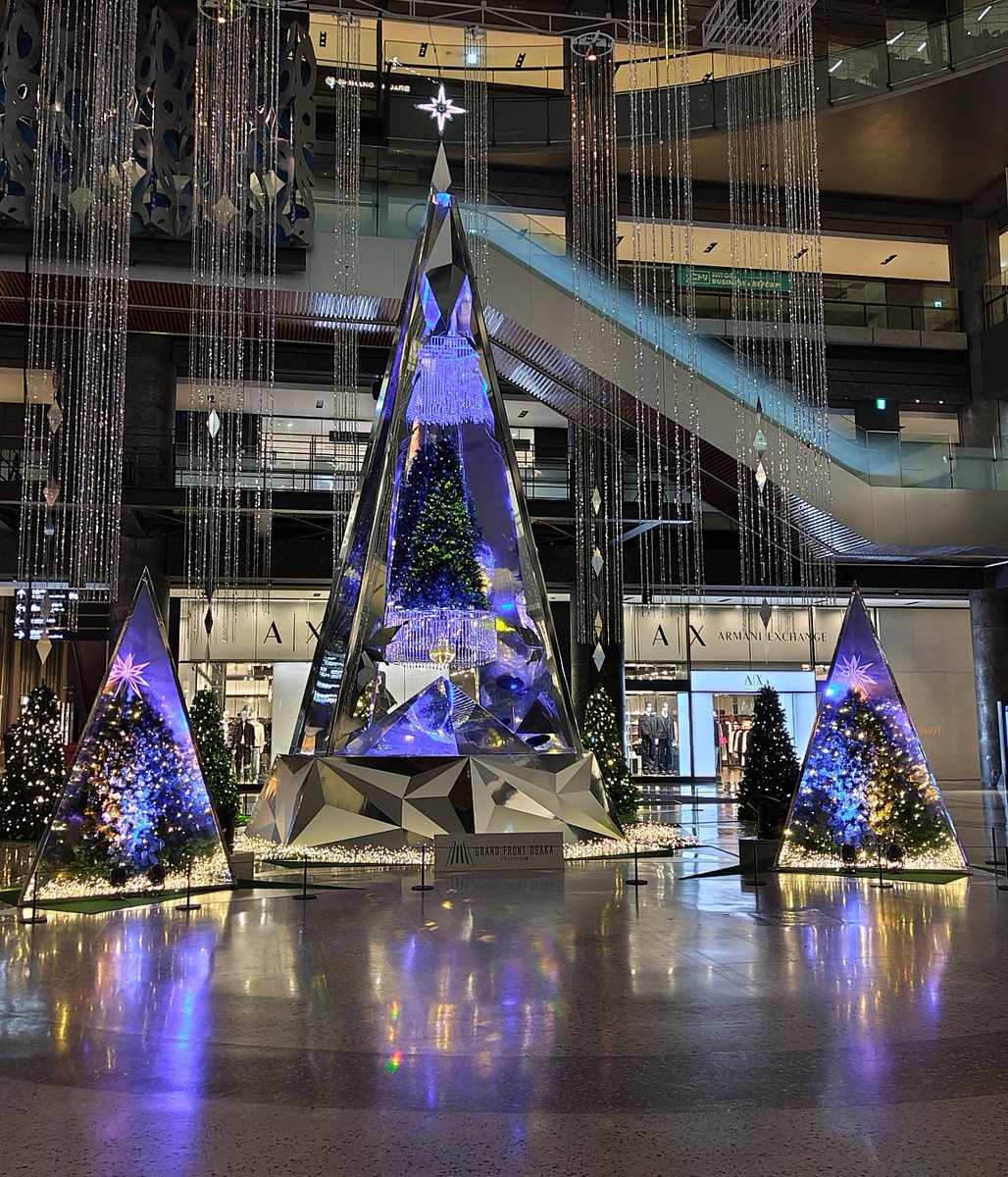 jdtm31067733's tweet photo. #グランフロント大阪　#クリスマスツリー　#InfinityWishTree #ナレッジプラザ　#天輝レオ
なんばワクパクからの帰り人が少ないので撮りました📸まるで万華鏡の世界に入り込んでしまったかのような幻想的なライティングショー🪩レオ様みたいに煌びやかです🌠 https://t.co/GQSklEzkD5