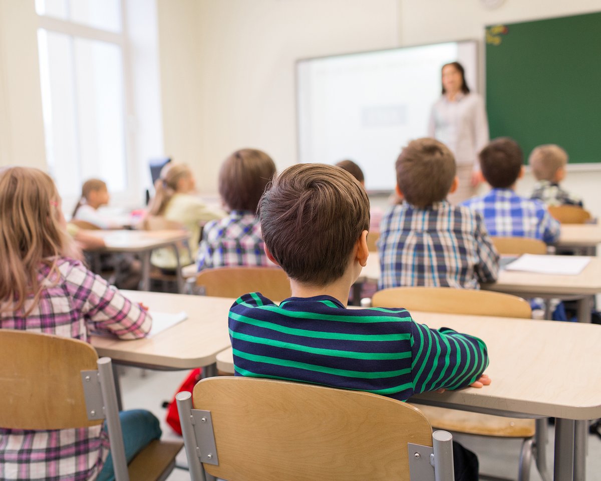 satakielimedia's tweet photo. Many immigrant families in Finland want their children to receive English-language education. However, they face significant challenges, including long waiting lists, limited seats, and strict language requirements. https://t.co/IYuhjVtaKv https://t.co/fXTlJSM2Ie